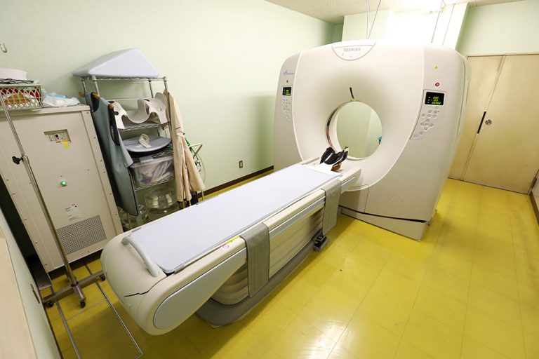 介護施設の医務室にあるCT検査装置と医療機器の配置